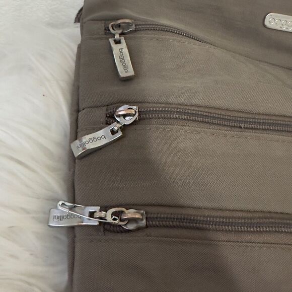 Baggallini crossbody  - Picture 4 of 7